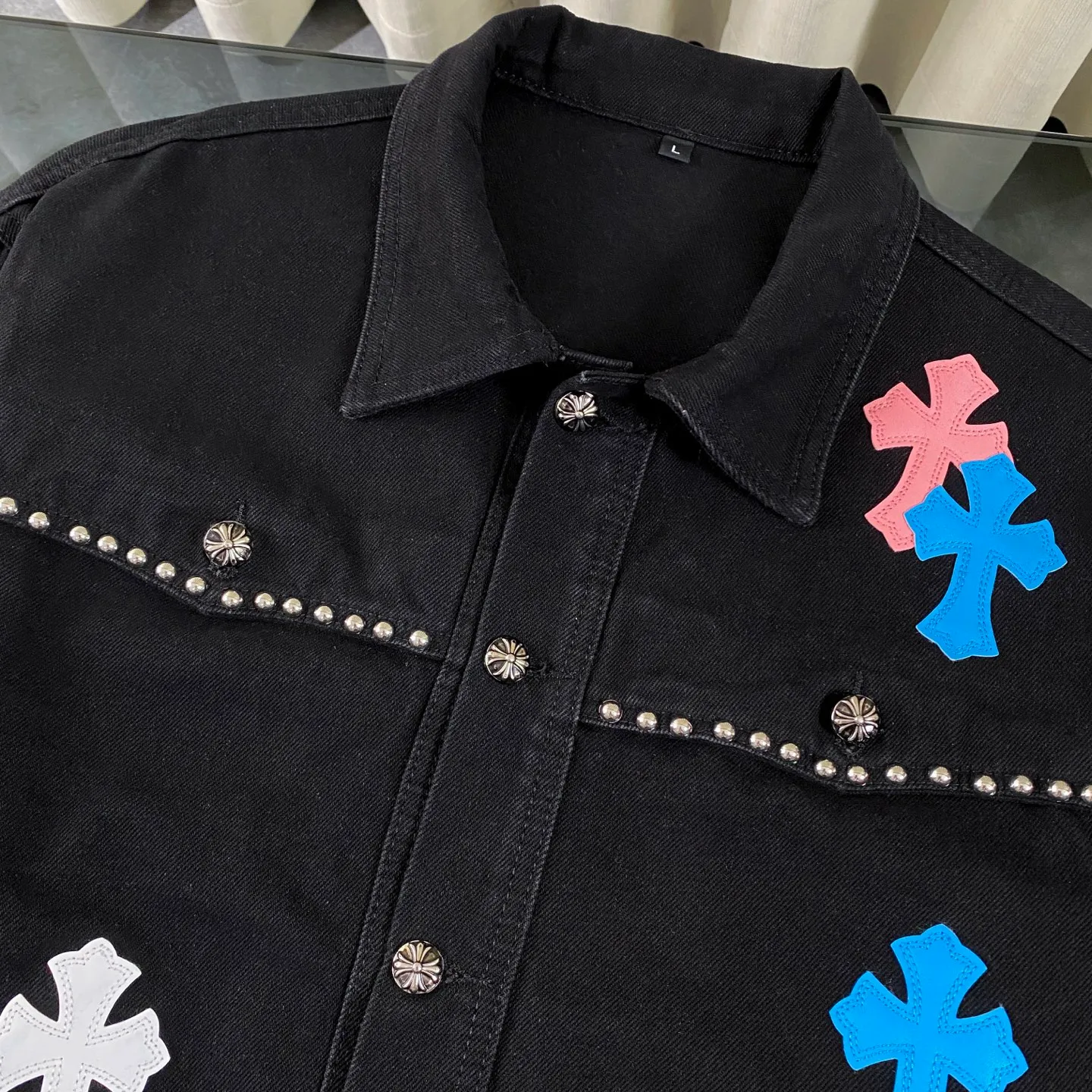P300 Chrome Hearts Chrome Hearts heavy-duty denim jacket with rivets. The same style as the Internet celebrity. Denim jacket with cross print all over. The unique cross design element is full of design. It is made of 100% denim cotton fabric with heavy coarse yarn count, which ensures a stiff and tough silhouette while being soft, comfortable and breathable. The lapel is designed with silver buttons and is full of texture. The classic cross logo is all over the dress, making it a perfect versatile style for spring and summer! The original loose version is made of high-quality pure cotton fabrics. The fabric pattern is high-definition and delicate without burrs. It is comfortable and breathable to wear. All the buttons are molded and customized. It is casual and fashionable and can be matched with any bottoms. It can be windproof and sunproof in spring and summer. It can be worn outside in autumn and winter! Easily concave shape makes you look slimmer and taller, perfect for both men and women! Color: Black Size: S M L XL
